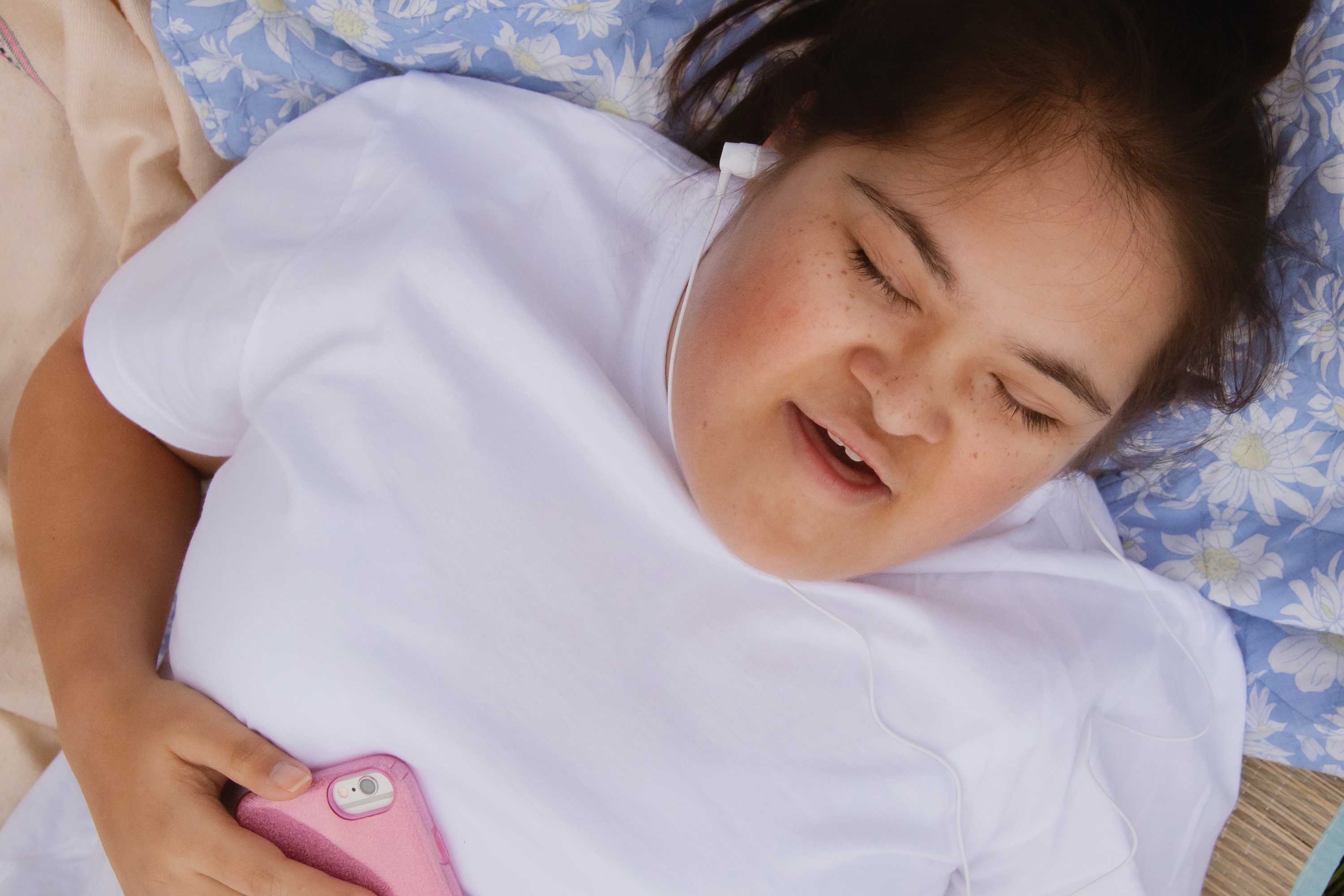 Mujer con síndrome de Down durmiendo con la boca abierta.