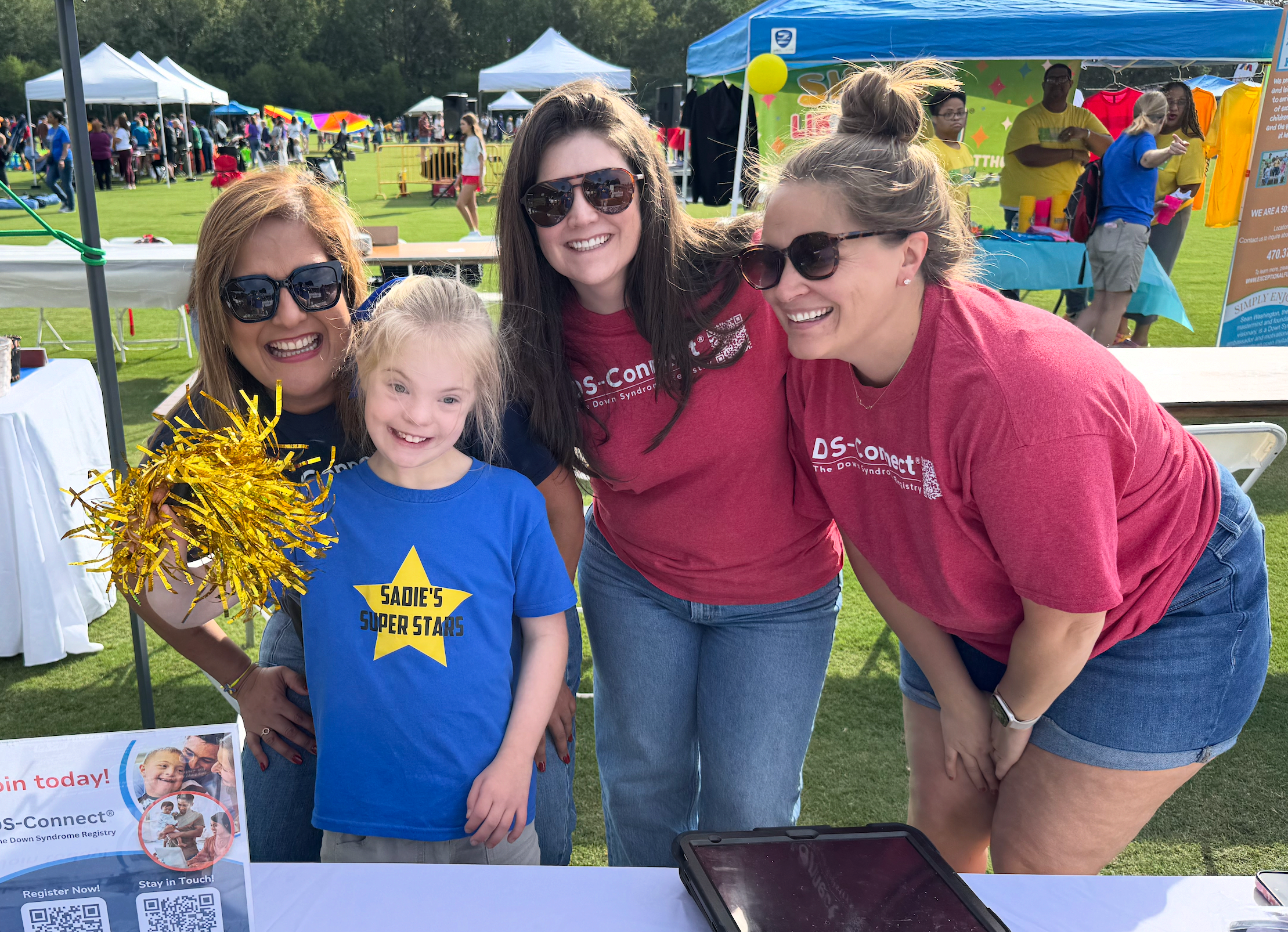 Equipo DS-Connect posando con un participante del Buddy Walk Atlanta