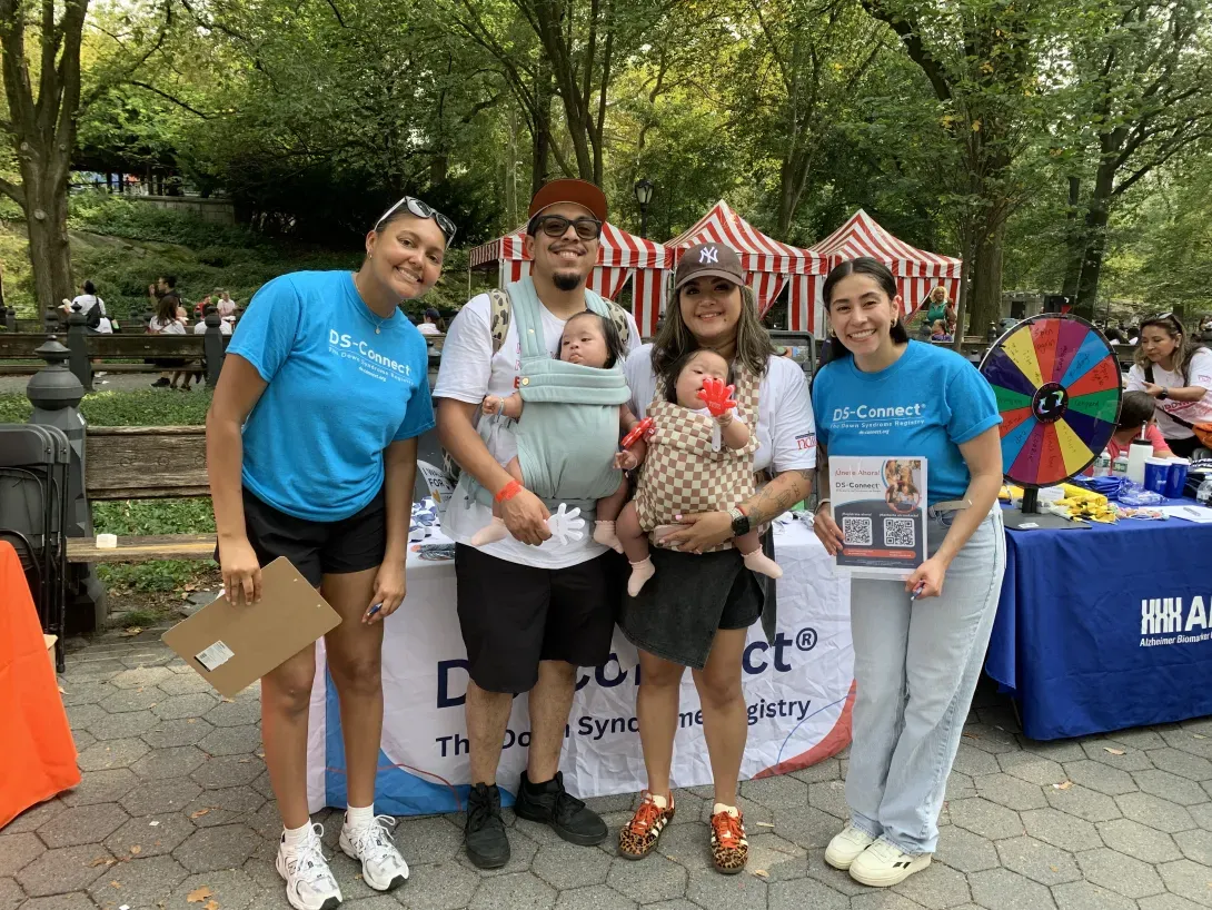 Equipo de DS-Connect posando con los participantes de la Caminata de Amigos de NYC 2025